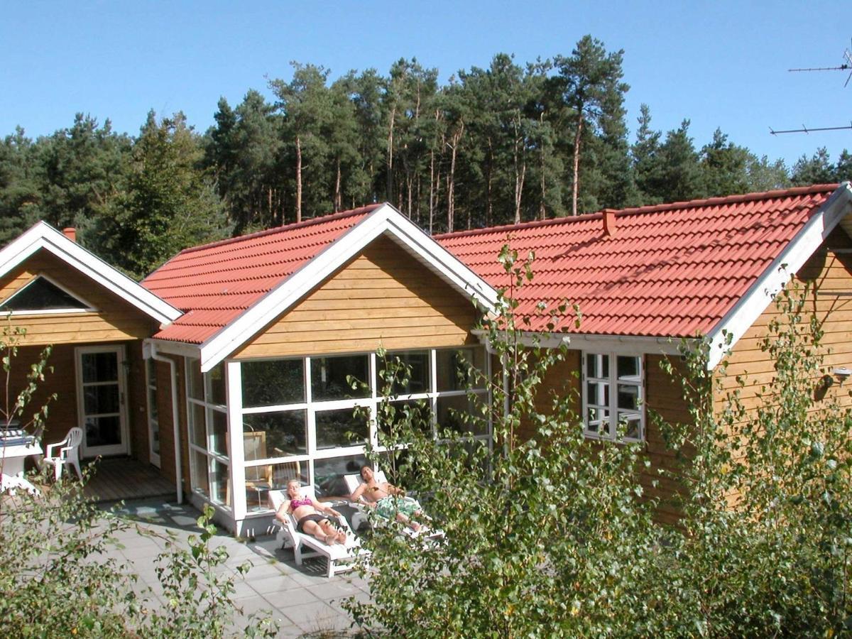 10 Person In Aakirkeby *