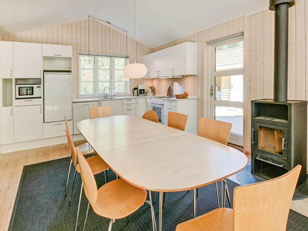 10 Person In Aakirkeby Semesterbostad *