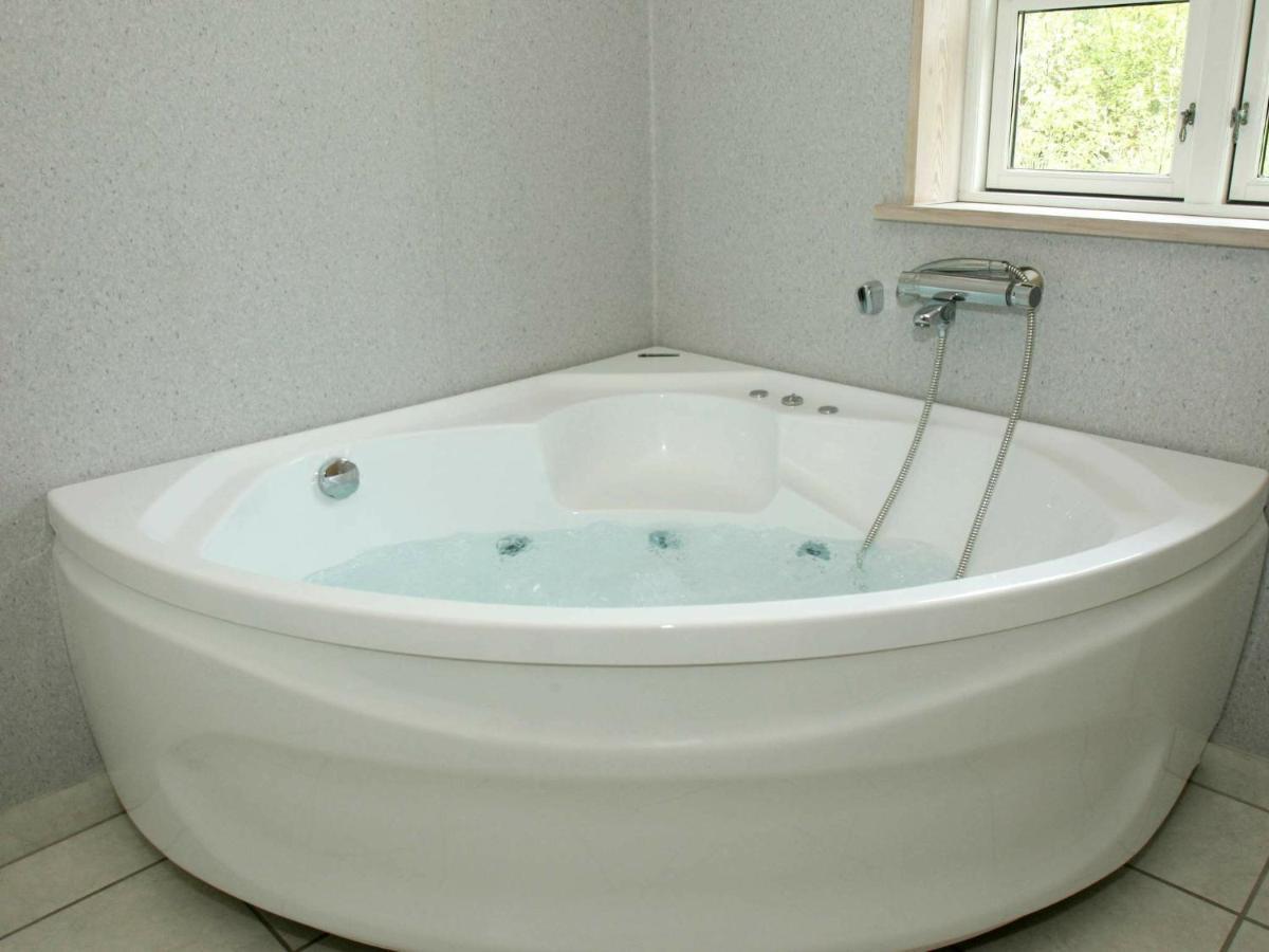 10 Person In Aakirkeby Vester Somarken