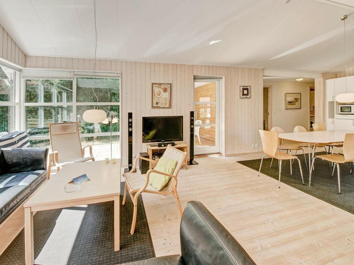 10 Person In Aakirkeby * Vester Somarken