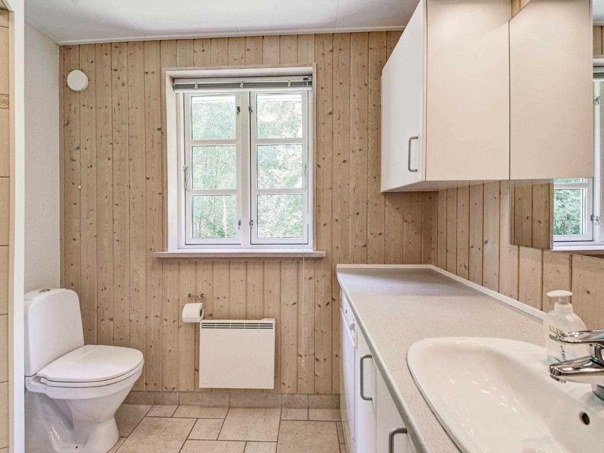 10 Person In Aakirkeby * Vester Somarken