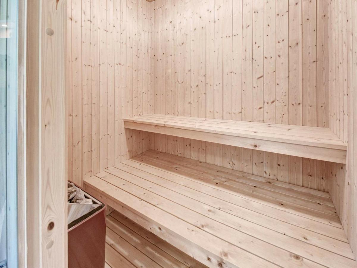 10 Person In Aakirkeby Semesterbostad