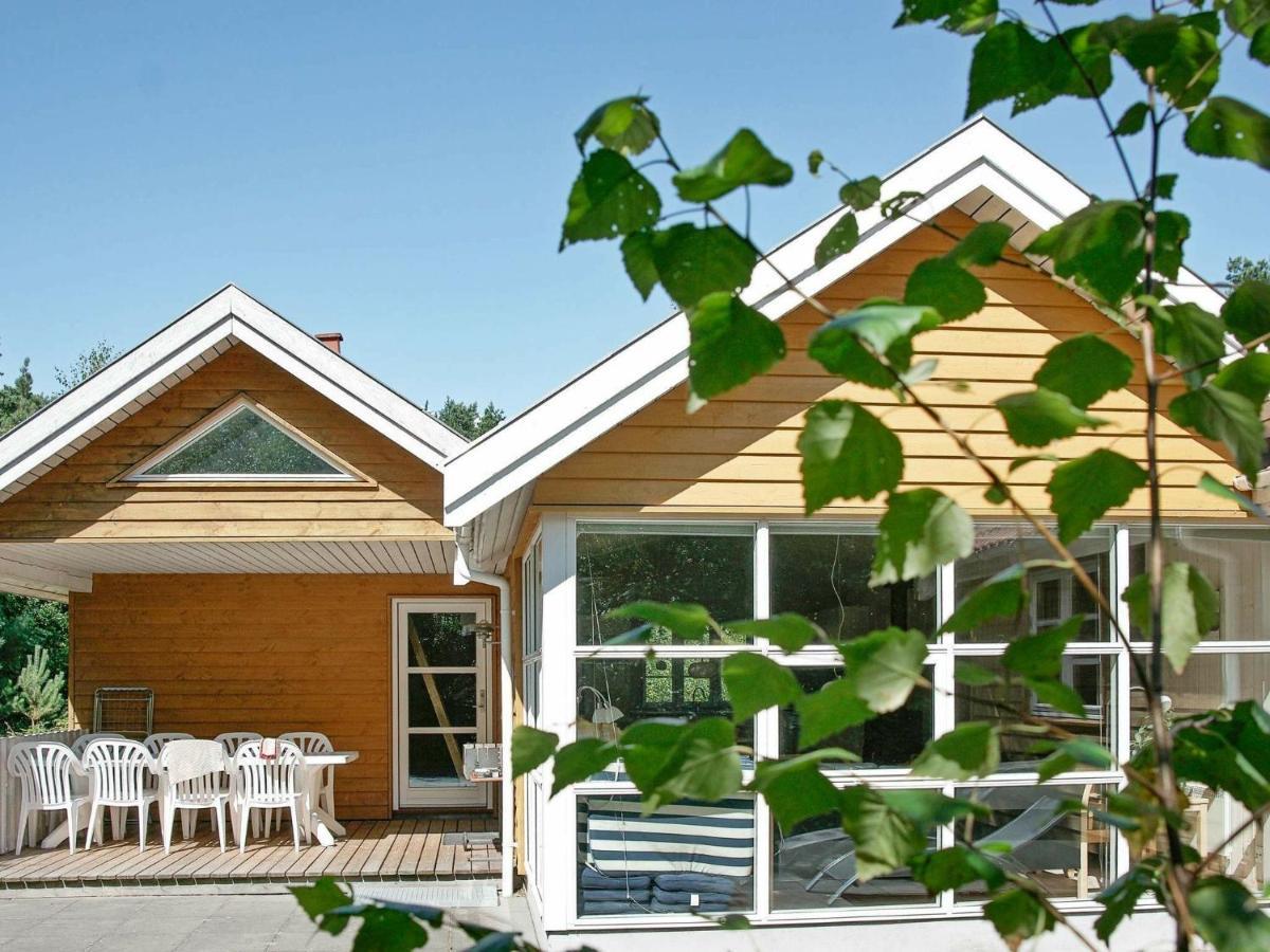 10 Person In Aakirkeby