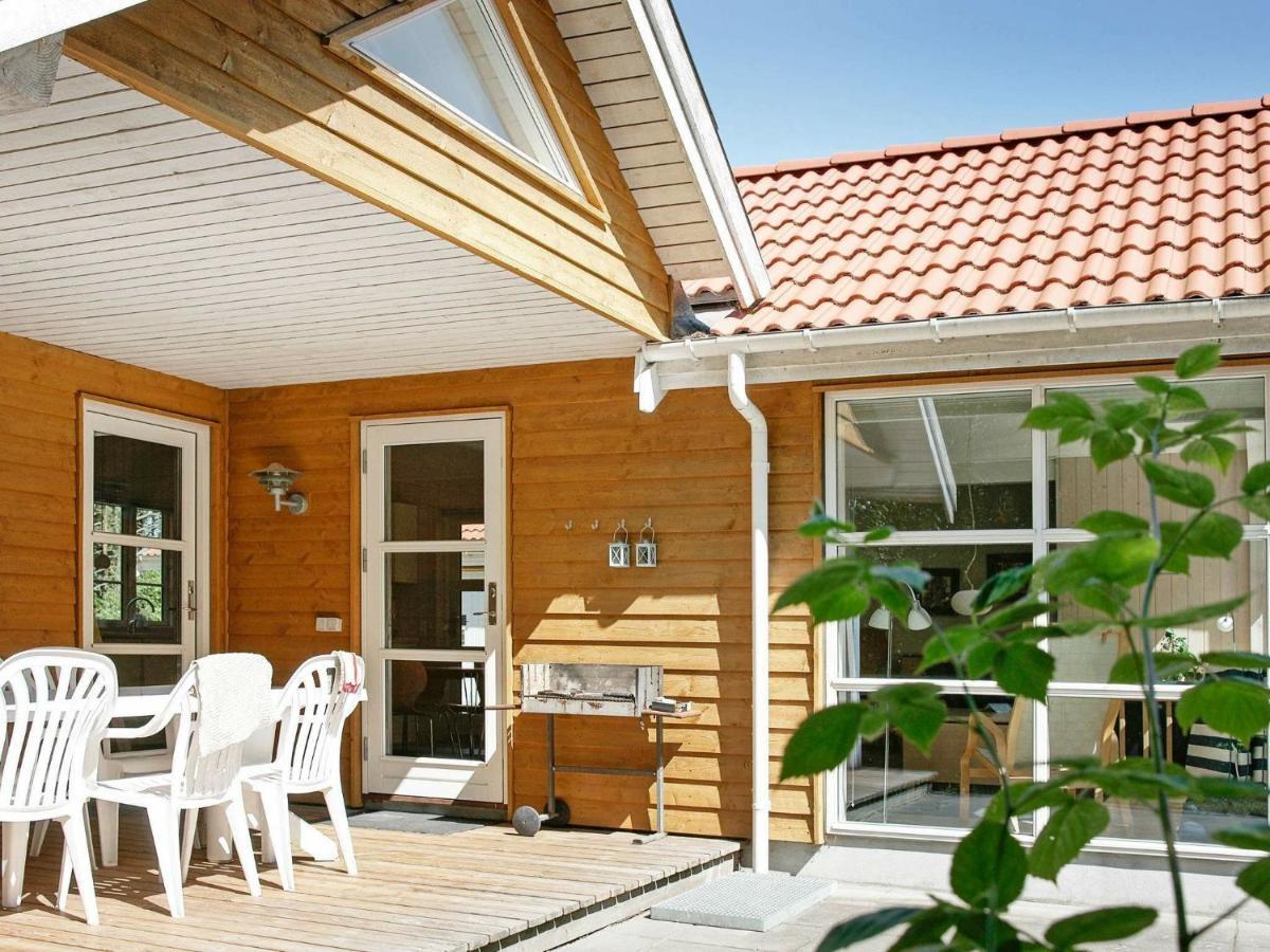 10 Person In Aakirkeby *